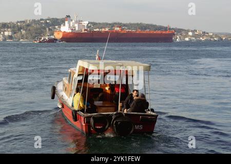 Ein Tag auf dem Wasser kleine Bootspassagiere, die den Blick auf ein Frachtschiff in Kanlica istanbul, türkei, genießen Stockfoto