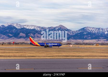 BOZEMAN, MT – 12. NOVEMBER 2024: Blick auf ein Flugzeug aus Südwesten am Bozeman Yellowstone International Airport BZN. Blick auf ein Flugzeug von Sout Stockfoto