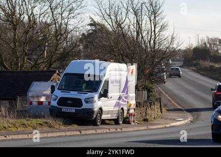 Ein BT Openreach Van am Straßenrand in der Nähe von Queensbury in West Yorkshire, Großbritannien. Openreach Limited ist ein Unternehmen, das vollständig im Besitz der BT Group plc ist und Telefonkabel, Kanäle, Schränke und Telefonvermittler unterhält, die fast alle Haushalte und Unternehmen im Vereinigten Königreich mit verschiedenen nationalen Breitband- und Telefonnetzen verbinden. Quelle: Windmill Images/Alamy Live News Stockfoto