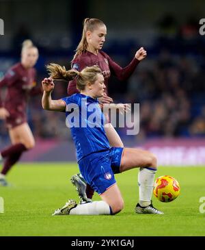 Erin Cuthbert von Chelsea (links) und Jess Park von Manchester City (rechts) kämpfen um den Ball während des Spiels der Barclays Women's Super League in Stamford Bridge, London. Bilddatum: Samstag, 16. November 2024. Stockfoto