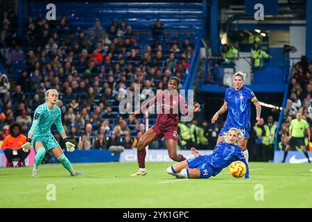 Nathalie Bjorn von Chelsea Women blockiert den Schuss während des Barclays Women's Super League Matches Chelsea FC Women vs Manchester City Women in Stamford Bridge, London, Großbritannien, 16. November 2024 (Foto: Izzy Poles/News Images) Stockfoto