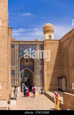 SAMARKAND, USBEKISTAN - 8. MAI 2024: Shah-i-Zinda Mausoleum in der Stadt Samarkand Stockfoto