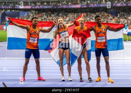 Das Team Niederlande gewinnt Gold im gemischten 4 x 400 Meter Staffelfinale bei den Olympischen Sommerspielen 2024. Stockfoto