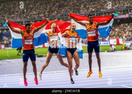 Das Team Niederlande gewinnt Gold im gemischten 4 x 400 Meter Staffelfinale bei den Olympischen Sommerspielen 2024. Stockfoto