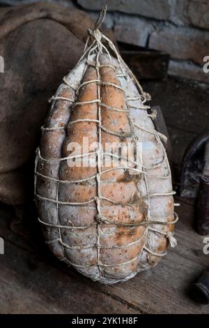 Culatello ist der Name eines feinen Rohschinkens, der in der Region Zibello bei Parma und Modena in der Emilia Romagna hergestellt wird Stockfoto