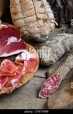 Culatello ist der Name eines feinen Rohschinkens, der in der Region Zibello bei Parma und Modena in der Emilia Romagna hergestellt wird Stockfoto