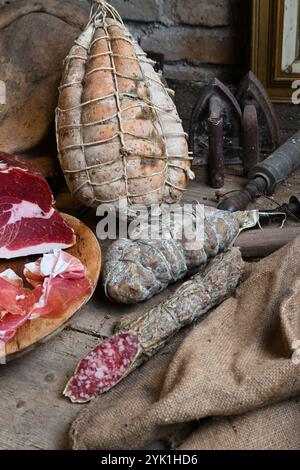 Culatello ist der Name eines feinen Rohschinkens, der in der Region Zibello bei Parma und Modena in der Emilia Romagna hergestellt wird Stockfoto