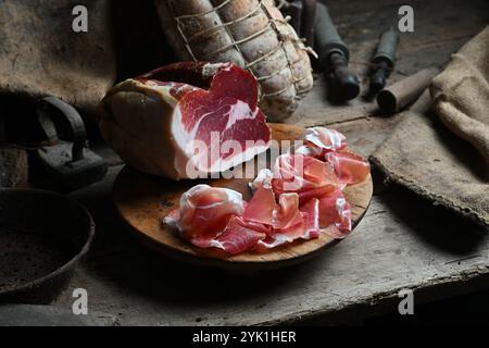 Culatello ist der Name eines feinen Rohschinkens, der in der Region Zibello bei Parma und Modena in der Emilia Romagna hergestellt wird Stockfoto