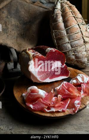 Culatello ist der Name eines feinen Rohschinkens, der in der Region Zibello bei Parma und Modena in der Emilia Romagna hergestellt wird Stockfoto