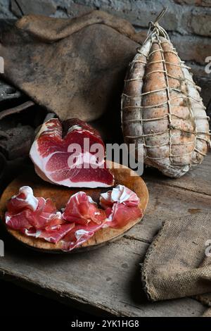 Culatello ist der Name eines feinen Rohschinkens, der in der Region Zibello bei Parma und Modena in der Emilia Romagna hergestellt wird Stockfoto