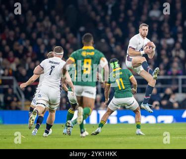 16. November 2024; Allianz Stadium, London, England: Herbst Rugby International, England gegen Südafrika; Luke Cowan-Dickie aus England holt den Ball Stockfoto