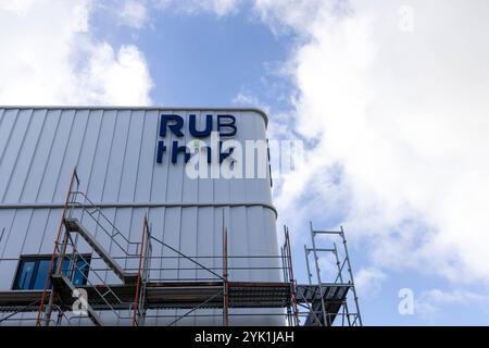 Das Industriegebiet MARK 51Â7 auf dem ehemaligen Opelwerk-Gelände in Bochum. 11.11.2024, EU, DEU, Deutschland, Nordrhein-Westfalen, Bochum: Strukturwandel im Ruhrgebiet. Das Industriegebiet MARKIERT 51Â7 auf dem ehemaligen Opel-Gelände. Das Opel-Werk war am 04.12.2014 geschlossen und danach abgerissen. Neuansiedlung des Forschungsgebäudes Zentrum für Theoretische und Integrative Neuro- und Kognitionswissenschaft der Ruhruniversität Bochum RUB Think. EU, DEU, Deutschland, Nordrhein-Westfalen, Bochum: Strukturwandel im Ruhrgebiet. Das Industriegebiet 51Â7 am ehemaligen Standort Opel. Stockfoto