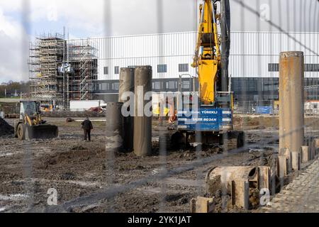 Das Industriegebiet MARK 51Â7 auf dem ehemaligen Opelwerk-Gelände in Bochum. 11.11.2024, EU, DEU, Deutschland, Nordrhein-Westfalen, Bochum: Strukturwandel im Ruhrgebiet. Das Industriegebiet MARKIERT 51Â7 auf dem ehemaligen Opel-Gelände. Das Opel-Werk war am 04.12.2014 geschlossen und danach abgerissen. Neuansiedlung von Technologiebetribe. EU, DEU, Deutschland, Nordrhein-Westfalen, Bochum: Strukturwandel im Ruhrgebiet. Das Industriegebiet 51Â7 am ehemaligen Standort Opel. Das Werk Opel wurde 04.12.2014 geschlossen und dann abgerissen. Neuansiedlung von Technologieunternehmen. Stockfoto