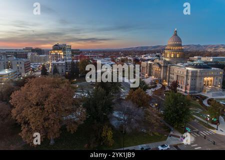 Ein Stadtbild mit einem großen Gebäude im Hintergrund und einer großen Kuppel oben Stockfoto