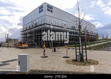 Das Industriegebiet MARK 51Â7 auf dem ehemaligen Opelwerk-Gelände in Bochum. 11.11.2024, EU, DEU, Deutschland, Nordrhein-Westfalen, Bochum: Strukturwandel im Ruhrgebiet. Das Industriegebiet MARKIERT 51Â7 auf dem ehemaligen Opel-Gelände. Das Opel-Werk war am 04.12.2014 geschlossen und danach abgerissen. Neuansiedlung des Forschungsgebäudes Zentrum für Theoretische und Integrative Neuro- und Kognitionswissenschaft der Ruhruniversität Bochum RUB Think. EU, DEU, Deutschland, Nordrhein-Westfalen, Bochum: Strukturwandel im Ruhrgebiet. Das Industriegebiet 51Â7 am ehemaligen Standort Opel. Stockfoto