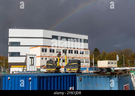 Das Industriegebiet MARK 51Â7 auf dem ehemaligen Opelwerk-Gelände in Bochum. 11.11.2024, EU, DEU, Deutschland, Nordrhein-Westfalen, Bochum: Strukturwandel im Ruhrgebiet. Das Industriegebiet MARKIERT 51Â7 auf dem ehemaligen Opel-Gelände. Das Opel-Werk war am 04.12.2014 geschlossen und danach abgerissen. Neuansiedlung von Technologiebetribe. EU, DEU, Deutschland, Nordrhein-Westfalen, Bochum: Strukturwandel im Ruhrgebiet. Das Industriegebiet 51Â7 am ehemaligen Standort Opel. Das Werk Opel wurde 04.12.2014 geschlossen und dann abgerissen. Neuansiedlung von Technologieunternehmen. Stockfoto