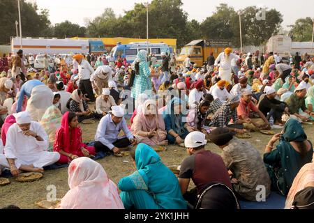Kalkutta, Indien. November 2024. Die Gläubigen ruhen sich beim Essen aus, anlässlich des Geburtstages von Guru Nanak Dev, dem Gründer des Sikhismus. Am 15. November 2024 in Kalkutta, Indien. (Foto: Dipa Chakraborty/ Credit: Eyepix Group/Alamy Live News Stockfoto