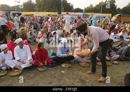 Kalkutta, Indien. November 2024. Die Gläubigen ruhen sich beim Essen aus, anlässlich des Geburtstages von Guru Nanak Dev, dem Gründer des Sikhismus. Am 15. November 2024 in Kalkutta, Indien. (Foto: Dipa Chakraborty/ Credit: Eyepix Group/Alamy Live News Stockfoto