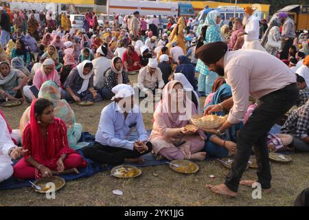 Kalkutta, Indien. November 2024. Die Gläubigen ruhen sich beim Essen aus, anlässlich des Geburtstages von Guru Nanak Dev, dem Gründer des Sikhismus. Am 15. November 2024 in Kalkutta, Indien. (Foto: Dipa Chakraborty/ Credit: Eyepix Group/Alamy Live News Stockfoto