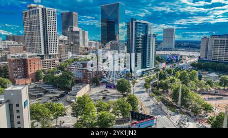 Atemberaubende Ausblicke auf die Innenstadt von Atlanta mit dem legendären SkyView Riesenrad, pulsierenden Stadtansichten und atemberaubenden urbanen Landschaften von oben Stockfoto