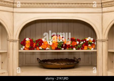 Brautstrauß mit Brautjungfernsträußen in elegantem Blumenarrangement Stockfoto