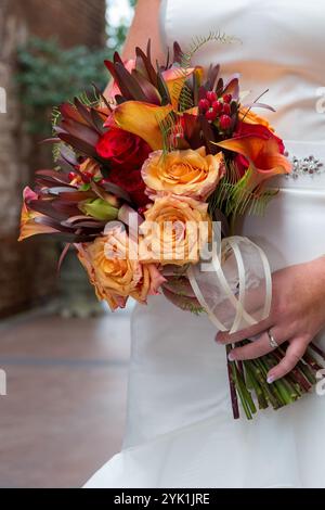 Nahaufnahme von Braut mit Hochzeitsstrauß - elegante Brautblumen Stockfoto