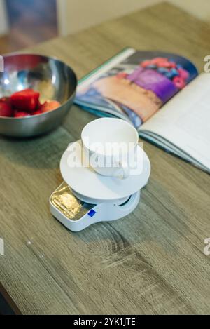 Zucker auf digitaler Küchenwaage mit Kekszutaten zum Backen auf Holztisch. Hochwertige Fotos Stockfoto