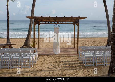 Strandhochzeit Holzbaldachin mit elegantem Hochzeitskleid am Meer Stockfoto