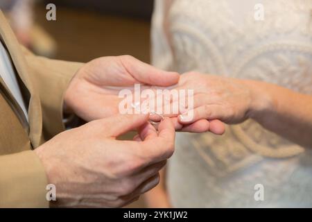 Ringwechsel am Hochzeitstag: Romantischer Moment der Braut und des Bräutigams Stockfoto