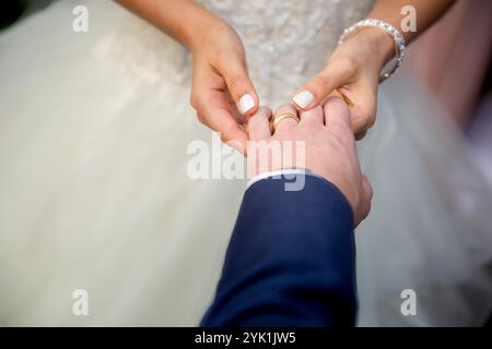 Austausch von Hochzeitsringen - Nahaufnahme der Hände von Braut und Bräutigam am Hochzeitstag Stockfoto