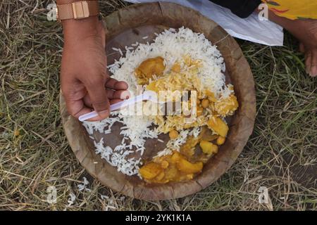 Ein geweihter, der anlässlich des Geburtstages von Guru Nanak Dev, dem Gründer des Sikhismus, isst. Am 15. November 2024 in Kalkutta, Indien. (Credit Image: © Dipa Chakraborty/eyepix via ZUMA Press Wire) NUR REDAKTIONELLE VERWENDUNG! Nicht für kommerzielle ZWECKE! Stockfoto