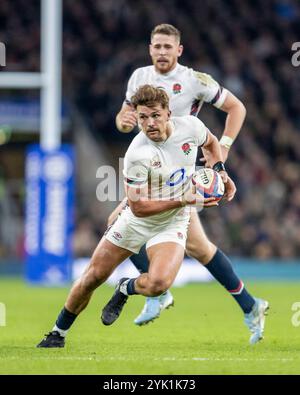 16. November 2024; Allianz Stadium, London, England: Herbst Rugby International, England gegen Südafrika; Freddie Steward aus England will den Ball passieren Stockfoto