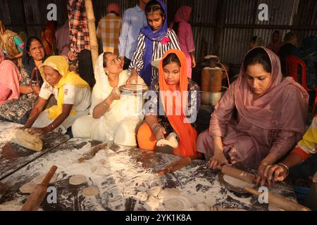 Frauen, die Essen für Gläubige vorbereiten, anlässlich des Geburtstages von Guru Nanak Dev, dem Gründer des Sikhismus. Am 15. November 2024 in Kalkutta, Indien. (Credit Image: © Dipa Chakraborty/eyepix via ZUMA Press Wire) NUR REDAKTIONELLE VERWENDUNG! Nicht für kommerzielle ZWECKE! Stockfoto