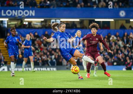 London, Großbritannien. November 2024. Guro Reiten von Chelsea Women kontrolliert den Ball während des Barclays Women's Super League Matches Chelsea FC Women vs Manchester City Women in Stamford Bridge, London, Großbritannien, 16. November 2024 (Foto: Izzy Poles/News Images) in London, Großbritannien am 16. November 2024. (Foto: Izzy Poles/News Images/SIPA USA) Credit: SIPA USA/Alamy Live News Stockfoto