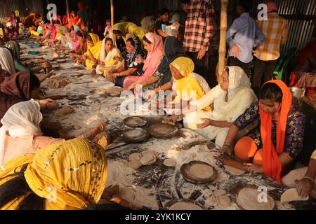 Nicht exklusiv: Frauen, die Essen für Gläubige vorbereiten, anlässlich des Geburtstages von Guru Nanak Dev, dem Gründer des Sikhismus. Am 15. November 20 Stockfoto