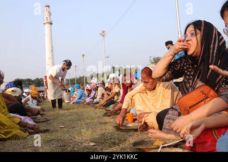 Nicht exklusiv: Gläubige ruhen sich beim Essen aus, anlässlich des Geburtstages von Guru Nanak Dev, dem Gründer des Sikhismus. Am 15. November 2024 i Stockfoto