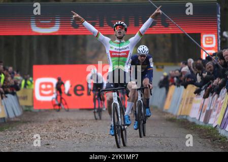 Merksplas, Belgien. November 2024. MERKSPLAS, BELGIEN - 16. NOVEMBER: Laurens Sweeck tritt beim Cyclocross Merksplas am 16. November 2024 in Merksplas an (Foto: Bart Hazen/Orange Pictures) Credit: Orange Pics BV/Alamy Live News Stockfoto