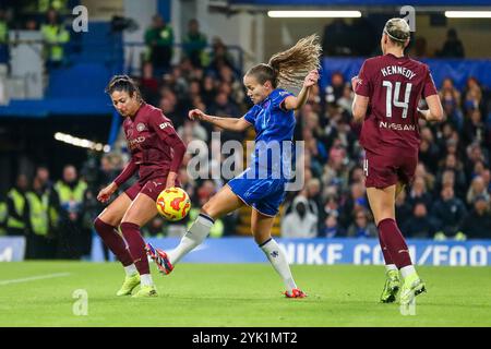 London, Großbritannien. November 2024. Guro Reiten von Chelsea Women Shoots während des Barclays Women's Super League Matches Chelsea FC Women vs Manchester City Women in Stamford Bridge, London, Großbritannien, 16. November 2024 (Foto: Izzy Poles/News Images) in London, Großbritannien am 16. November 2024. (Foto: Izzy Poles/News Images/SIPA USA) Credit: SIPA USA/Alamy Live News Stockfoto