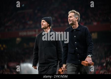 Kopenhagen, Dänemark. November 2024. Die Fans zollen Kasper Hjulmand (R), dem ehemaligen dänischen Cheftrainer, und dem Ex-Nationalspieler Simon Kjaer (L) vor dem Spiel der UEFA Nations League zwischen Dänemark und Spanien in Parken in Kopenhagen Tribut. Quelle: Gonzales Photo/Alamy Live News Stockfoto