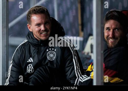 Freiburg Im Breisgau, Deutschland. November 2024. Julian Nagelsmann (Trainer Deutschland) und Benjamin GL?ck (Assistenztrainer Deutschland) lachend W?hrend der Platzbegehung UEFA Nations League: Deutschland - Bosnien Herzegowina; Freiburg im Breisgau, Europa-Park-Stadion am 16.11.2024 Credit: dpa/Alamy Live News Stockfoto