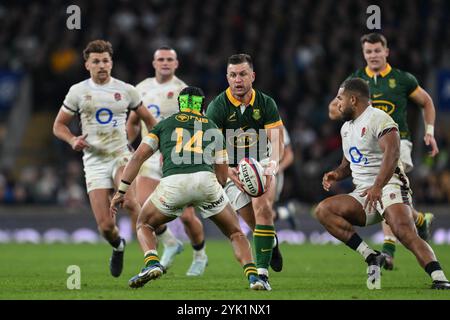 Twickenham, Großbritannien. November 2024. Handre Pollard aus Südafrika schickt den Ball an Cheslin Kolbe aus Südafrika während des Autumn Nations Series-Spiels England gegen Südafrika im Allianz Stadium, Twickenham, Großbritannien, 16. November 2024 (Foto: Craig Thomas/News Images) in Twickenham, Großbritannien am 16. November 2024. (Foto: Craig Thomas/News Images/SIPA USA) Credit: SIPA USA/Alamy Live News Stockfoto