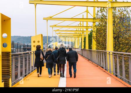 Esch-sur-Alzette, Luxemburg - 16. November 2024: Blick auf die 2022 km lange Radbrücke, die längste in Europa Stockfoto