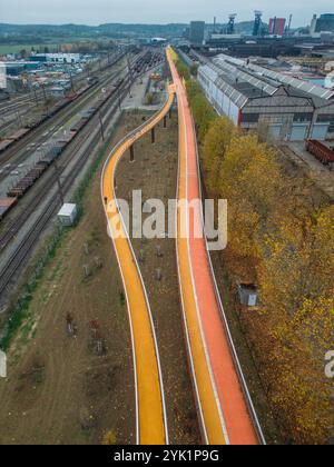 Esch-sur-Alzette, Luxemburg - 16. November 2024: Drohnenansicht der 2022 eingeweihten 1,2 km langen Radbrücke, die längste in Europa Stockfoto