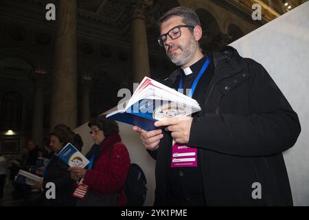 **KEIN LIBRI** Italien, Rom, Vatikan, 16.11.2024. Vesper und Gebet für die Opfer von Misshandlungen, nach dem zweiten Tag der Synodenversammlung der katholischen Kirchen in der Basilika St. Paul vor den Mauern in Rom, Italien. Die erste Synodenversammlung Italiens findet vom 15. Bis 17. November 2024 statt. Foto von ALESSIA GIULIANI /Katholisches Pressefoto Stockfoto