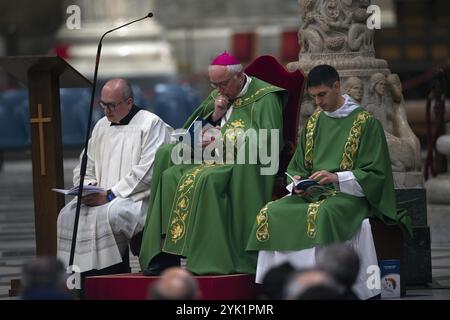 **KEIN LIBRI** Italien, Rom, Vatikan, 16.11.2024. Msgr. Giuseppe Baturi, Erzbischof von Cagliari und Generalsekretär der CEI, feiert nach dem zweiten Tag der Synodenversammlung der katholischen Kirchen in der Basilika St. Paul vor den Mauern in Rom, Italien, Vesper und Gebet für die Opfer des Missbrauchs. Die erste Synodenversammlung Italiens findet vom 15. Bis 17. November 2024 statt. Foto von ALESSIA GIULIANI /Katholisches Pressefoto Stockfoto