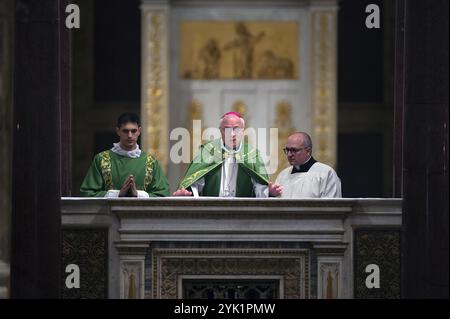 **KEIN LIBRI** Italien, Rom, Vatikan, 16.11.2024. Msgr. Giuseppe Baturi, Erzbischof von Cagliari und Generalsekretär der CEI, feiert nach dem zweiten Tag der Synodenversammlung der katholischen Kirchen in der Basilika St. Paul vor den Mauern in Rom, Italien, Vesper und Gebet für die Opfer des Missbrauchs. Die erste Synodenversammlung Italiens findet vom 15. Bis 17. November 2024 statt. Foto von ALESSIA GIULIANI /Katholisches Pressefoto Stockfoto