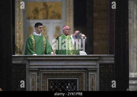 **KEIN LIBRI** Italien, Rom, Vatikan, 16.11.2024. Msgr. Giuseppe Baturi, Erzbischof von Cagliari und Generalsekretär der CEI, feiert nach dem zweiten Tag der Synodenversammlung der katholischen Kirchen in der Basilika St. Paul vor den Mauern in Rom, Italien, Vesper und Gebet für die Opfer des Missbrauchs. Die erste Synodenversammlung Italiens findet vom 15. Bis 17. November 2024 statt. Foto von ALESSIA GIULIANI /Katholisches Pressefoto Stockfoto