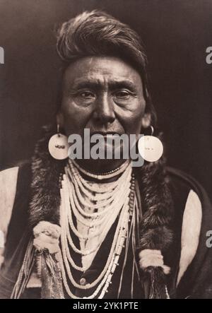 Chief Joseph (auch bekannt als Young Joseph oder Joseph der Jüngere) fotografiert von Edard Sheriff Curtis. Joseph war der Anführer eines Perce-Nez-Stammes, der Ruhm erlangte und Bewunderung widersetzt sich seiner Zwangsräumung und Umsiedlung. Edward Sheriff Curtis war ein us-amerikanischer Ethnoggraph und Fotograf, der viele Jahre seines Lebens damit verbrachte, die riesige 20-bändige Serie The North American Indian zu erforschen und zu illustrieren. Stockfoto