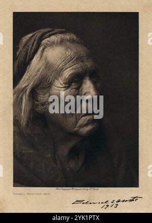 Ein Foto von 1904 von einem Navajo-Medizinmann. Foto von Edward Curtis. Edward Sheriff Curtis war ein us-amerikanischer Ethnoggraph und Fotograf, der viele Jahre seines Lebens damit verbrachte, die riesige 20-bändige Serie The North American Indian zu erforschen und zu illustrieren. Stockfoto