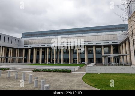 NASHVILLE, TN - 15. März 2024: Tennessee State Library and Archives Building and Courtyard. Stockfoto